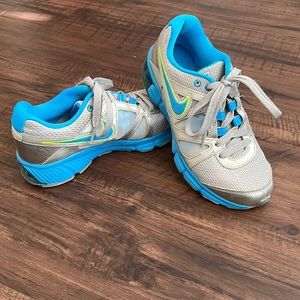 Nike Reax Rocket 2 sneakers. Women’s US 6.5.